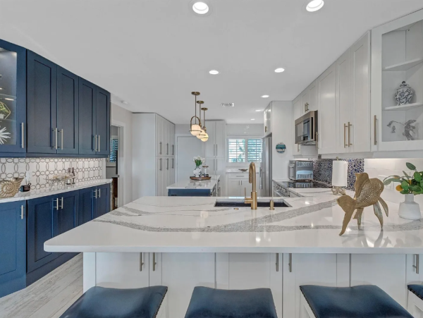 Luxurious Beachfront Condo in Longboat Key - Your Coastal Retreat Awaits